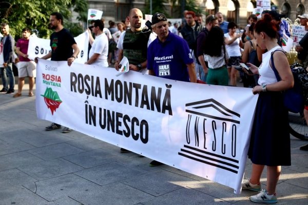Protest în Piața Universității, pe 8 iunie, pentru Roșia Montană.
